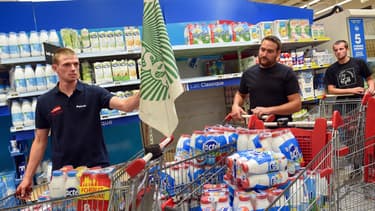 Ce samedi matin, un groupe de manifestants de la FDSEA a retiré des briques de lait des rayons et les a apportées dans les réserves du magasin.