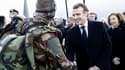 Emmanuel Macron avec un soldat en 2019
