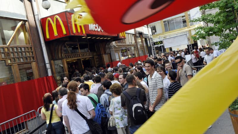 Une queue devant un nouveau McDonald's à Budapest en 2008