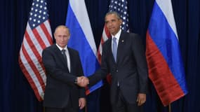 Vladimir Poutine et Barack Obama se serrent la main avant une rencontre bilatérale en marge de la 70e session de l'Assemblée générale de l'ONU à New York, lundi 28 septembre 2015.