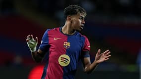 Lamine Yamal étonné pendant le huitième retour de Ligue des champions entre le Barça et Benfica, le 11 mars 2025