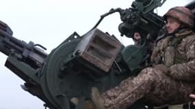 Des soldats de la division anti-aérienne ukrainienne
