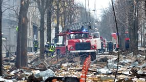 Des pompiers tentant de contenir un feu qui s'est déclenché dans un quartier de Kharkiv en Ukraine, le 2 mars 2022.