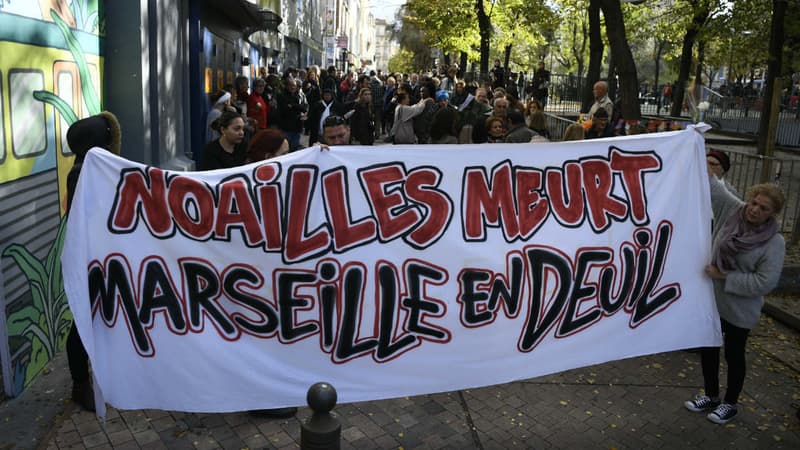 Marche blanche organisée samedi 10 novembre 2018 à Marseille en hommage aux victimes de l'effondrement de deux immeubles dans le quartier de Noailles