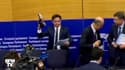 Un eurodéputé italien écrase les notes de Pierre Moscovici à coup de chaussure