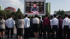 Des Nord-Coréens regardent le dirigeant Kim Jong-un s'exprimer à la télévision, le 22 septembre 2017. 