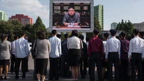 Des Nord-Coréens regardent le dirigeant Kim Jong-un s'exprimer à la télévision, le 22 septembre 2017.