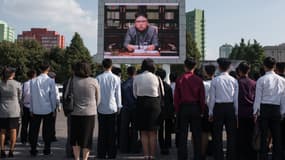 Des Nord-Coréens regardent le dirigeant Kim Jong-un s'exprimer à la télévision, le 22 septembre 2017. 