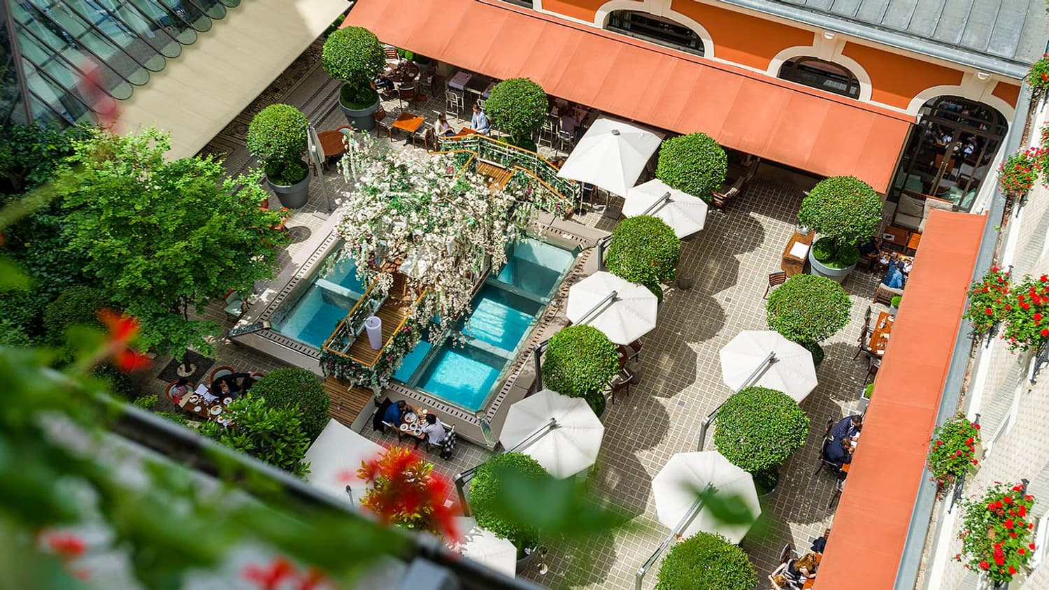La terrasse du Royal Monceau à Paris.