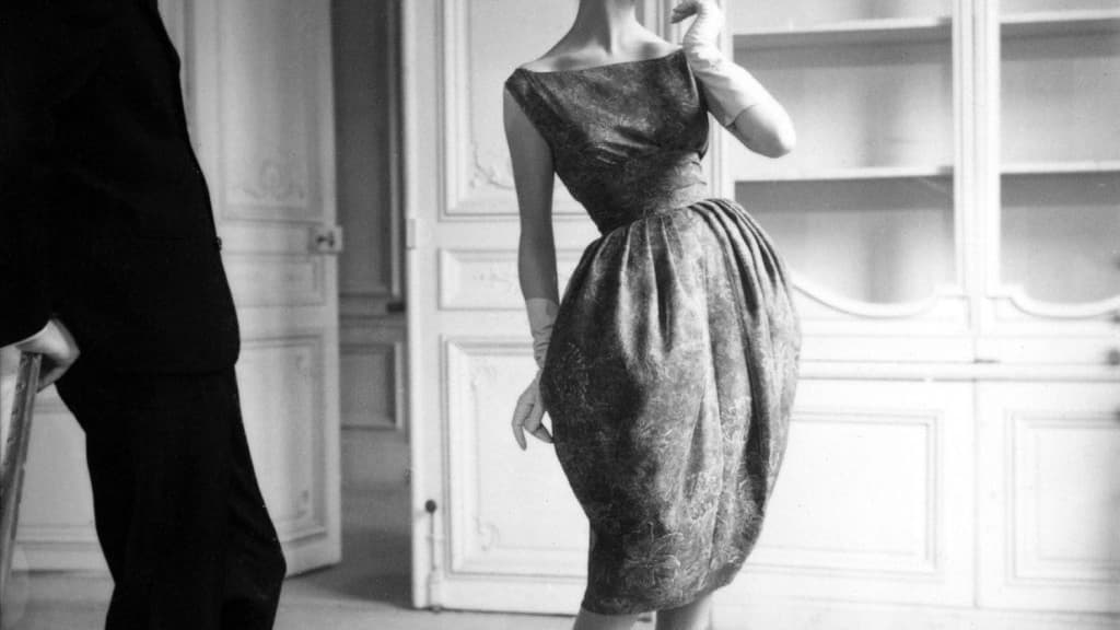 Une robe bulle de Pierre Cardin dans les années 1950