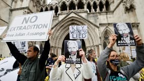Des manifestants pro Assange devant la Haute-Cour de Londres le 28 octobre 2021.