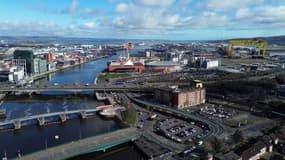 Vue aérienne de la rivière Lagan à Belfast, en Irlande du Nord, le 19 mars 2024, en direction des docks de la ville (illustration)