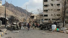 Des hommes armés à Aden près des décombres en janvier 2016, après un attentat à la bombe qui avait eu lieu à proximité de la résidence du chef de la police Shalal Shaea.