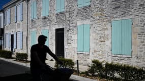 Un homme circule à vélo dans une rue du Château-d'Oléron, sur l'île d'Oléron, dans le sud-ouest de la France, le 8 avril 2025.
