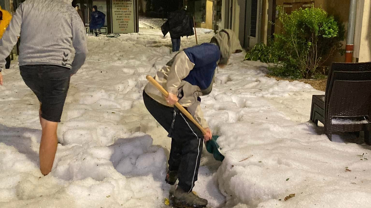 Les habitants sortent les pelles à neige à Gap. Les habitants sortent les pelles à neige à Gap.