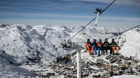 Des skieurs remontent les pistes en télésiège dans la station de Val Thorens, en Savoie, le 26 novembre 2022