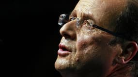 Le candidat socialiste à l'élection présidentielle en France, François Hollande, a fait l'objet de menaces de mort par téléphone mercredi avant un meeting près de Bordeaux, selon une source proche de l'enquête. /Photo prise le 4 janvier 2012/REUTERS/Régis
