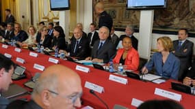 A l'issue d'un séminaire gouvernemental réuni lundi après-midi autour de Jean-Marc Ayrault, les services du Premier ministre ont annoncé que la France atteindrait l'équilibre budgétaire en 2017 via une stabilité des dépenses et des effectifs de l'Etat sur