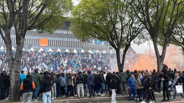 Le public sur le parvis du Vélodrome, le 31 mars 2024.