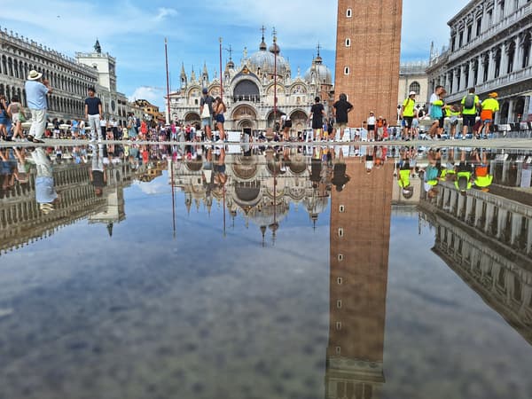 La place Saint-Marc à Venise après une marée haute "Alta Acqua", le 25 juillet 2023.