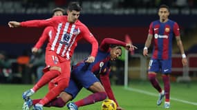 Jules Koundé face à Alvaro Morata lors d'Atlético de Madrid-FC Barcelone, le 3 décembre 2023