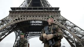 Des militaires déployés sous la Tour Eiffel dans le cadre du plan vigipirate le 7 janvier 2015 à Paris