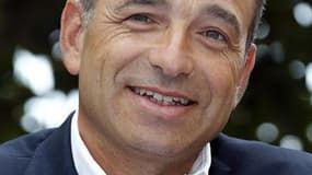 Jean-François Copé s'est posé dimanche en héritier de Nicolas Sarkozy dans sa campagne pour la présidence d'une UMP qu'il veut "décomplexée" pour arracher en 2017 le pouvoir à un président socialiste figé selon lui dans un "conservatisme absolu". /Photo p
