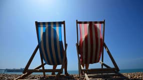 Un couple se relaxe dans des chaises-longues. 