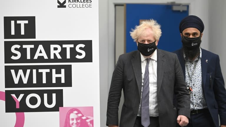 Le Premier ministre Boris Johnson lors de la visite de l'université de Kirklees dans le nord de l'Angleterre, le 18 juin 2021
