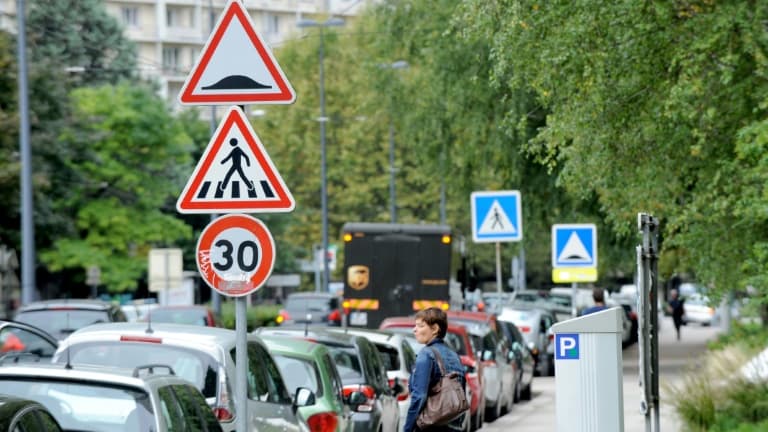 CE MAIRE SUPPRIME DES PANNEAUX DE SIGNALISATION JUGÉS INUTILES: "C'EST DE LA POLLUTION VISUELLE"