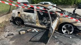 Une voiture brûlé à Saint-Etienne-les-Orgues le 22 avril 2022. 