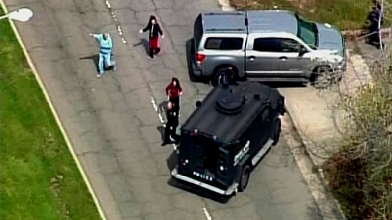 Evacuation d'un établissement catholique privé d'Oakland, en Californie. Un inconnu a ouvert le feu lundi dans une université faisant plusieurs morts et au moins quatre blessés, selon la police. /Image TV du 2 avril 2012/Reuters TV/KNTV