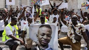 Plusieurs centaines de personnes ont rendu hommage à Alhoussein Camara, quatre jours après que le jeune Guinéen a été abattu lors d'un contrôle de police à Angoulême.