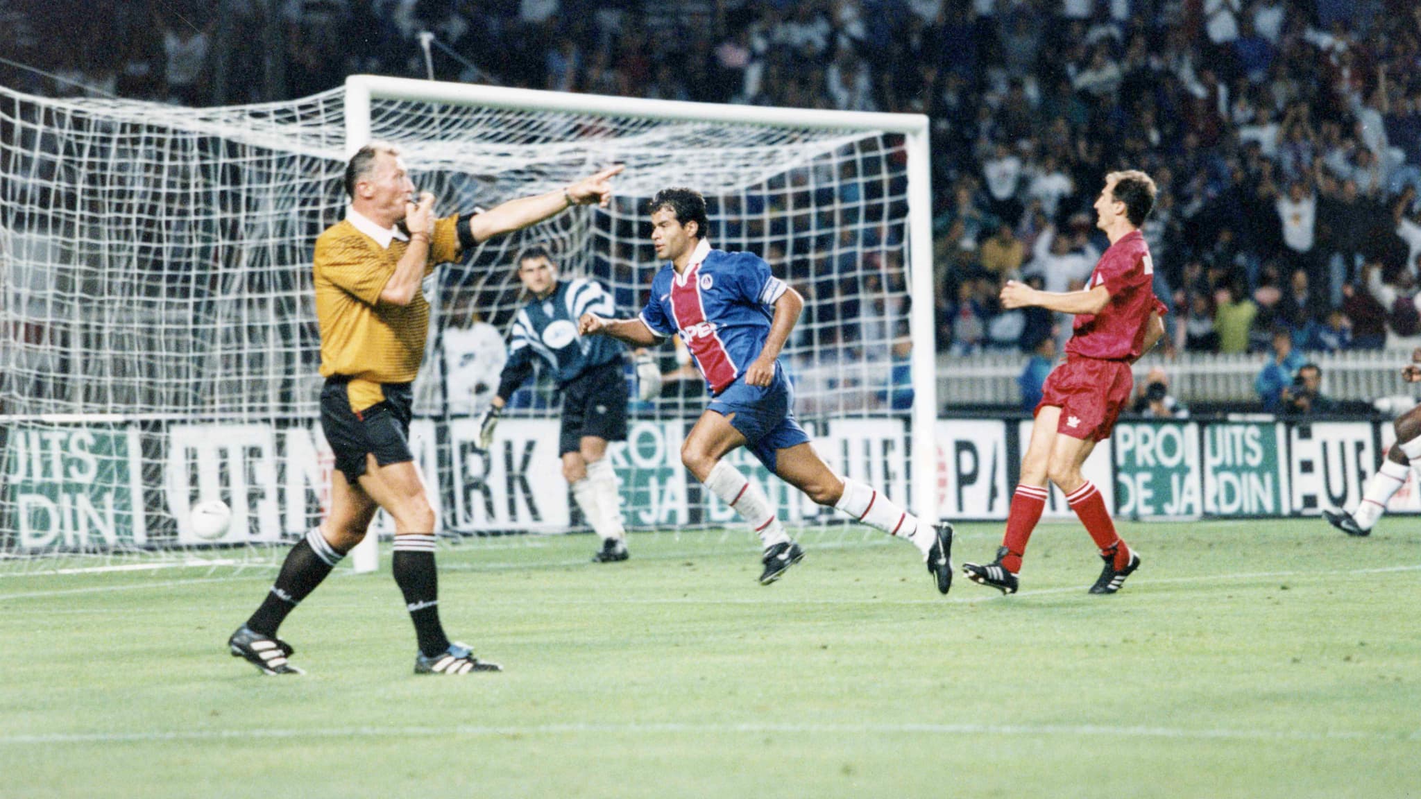 Raï célèbre son but lors de PSG-Bucarest (5-0, qualifications Ligue des champions), le 27 août 1997