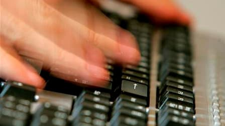 La condamnation des fournisseurs d'accès à internet (FAI) français à bloquer certains sites relance la polémique sur le contrôle d'Internet et la possibilité d'un web à deux vitesses, dans un débat où sécurité, liberté et rentabilité semblent s'opposer. /