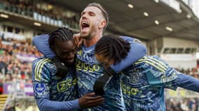 Jordan Henderson célèbre un but avec l'Ajax lors d'un match du championnat néerlandais en décembre 2024