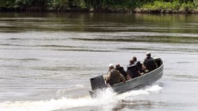 Des militaires française patrouillent sur l'Approuague, en Guyane, le 18 juillet 2012