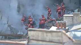 Des pompiers recherchent des survivants dans les décombres d'un immeuble d'habitation qui s'est effondré à Marseille, le 10 avril 2023