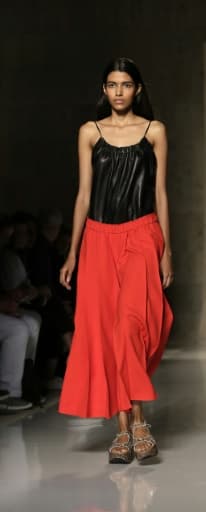 Un mannequin défile pour Victoria Beckham à New York, le 13 septembre 2015 Un mannequin défile pour Victoria Beckham à New York, le 13 septembre 2015