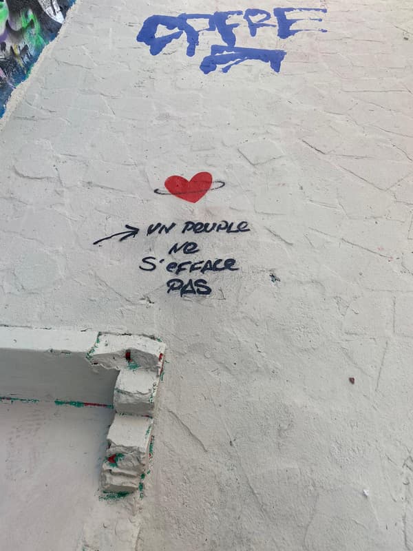 L'inscription "un peuple ne s'efface pas", graffée sur un mur à proximité des escaliers du Cours Julien, où le drapeau palestinien a été effacée, prise en photo le 21 janvier 2024.