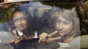 Deux journalistes biélorusses -Irina Kozlik (à gauche) et Ioulia Dorochkevitéch- ont été condamnées à une amende pour s'être fait photographier avec dans les mains des ours en peluche largués en juillet par un avion affrété par une société suédoise dans l