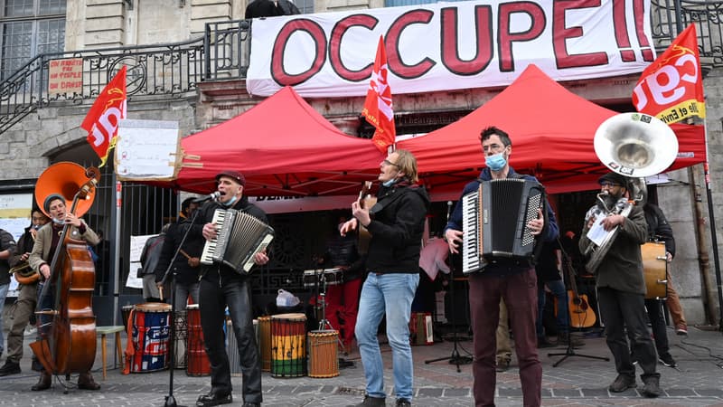 Quelques centaines d'intermittents et professionnels de la culture se sont rassemblées vendredi 26 mars 2021 à Lille.