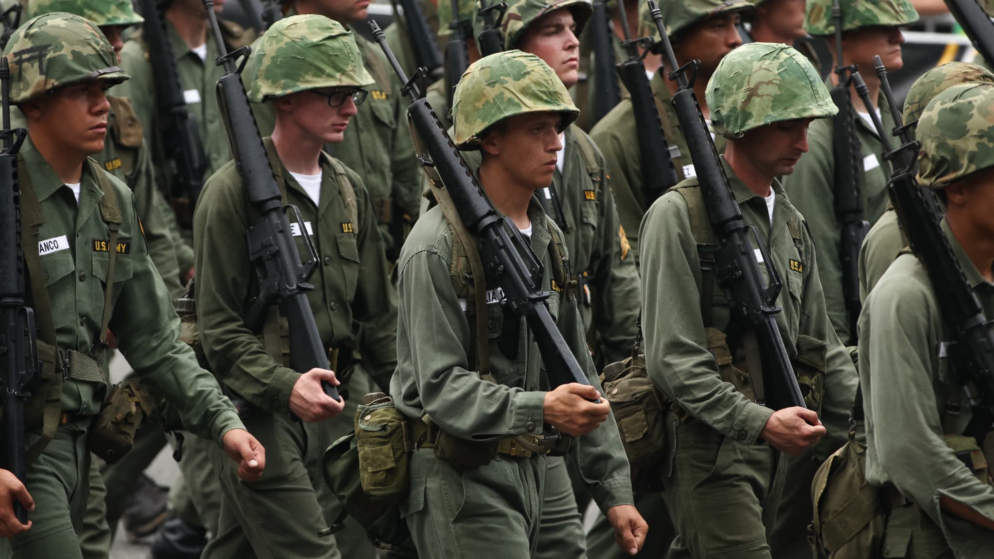 de soldados vestidos'Uniformes que datan de la Guerra de Vietnam en Washington el 14 de junio de 2025 Soldiers' uniform dresses dating from the Vietnam War in Washington on June 14, 2025