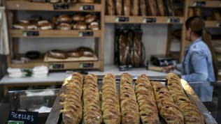Cette photo prise le 15 novembre 2022 montre du pain présenté à la boulangerie biologique Racynes à Boulogne-Billancourt, en banlieue parisienne.