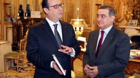 Jean-Louis Nadal, président de la Haute autorité pour la transparence de la vie publique remet son rapport à François Hollande, à l'Elysée, le 7 janvier 2015.