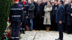 François Hollande et les ténors de la "Mitterrandie" ont célébré dimanche à Jarnac (Charente) le 16e anniversaire de la mort de François Mitterrand, dont le candidat socialiste a dit vouloir s'inspirer, sans l'imiter, dans sa façon d'aimer la France. /Pho