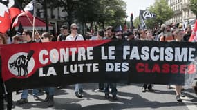 Défilé samedi en hommage à Clément Méric, jeune militant d'extrême gauche mort il y a un an à l'issue d'une bagarre avec des skinheads. Ici une bannière de la Confédération du travail, de mouvance anarcho-syndicaliste.