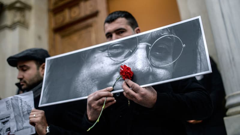 Le regard de Cabu brandi lors d'une manifestation en Turquie, le 10 janvier 2015.