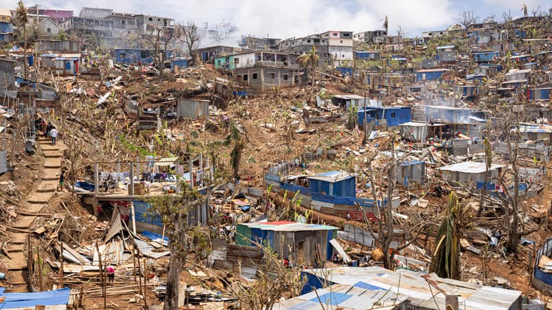 Des maisons endommagées dans la ville de Vahibe, à la périphérie de Mamoudzou, à Mayotte, le 24 décembre 2024.