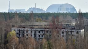 La centrale de Tchernobyl depuis la ville fantôme de Pripiat le 8 avril 2016 - Sergei Supinsky-AFP